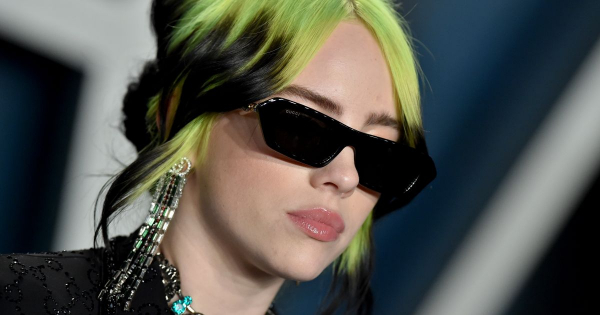 Borítókép: Viccet csinál a divatból vagy diktálja? – Billie Eilish ikonikus szettjei
