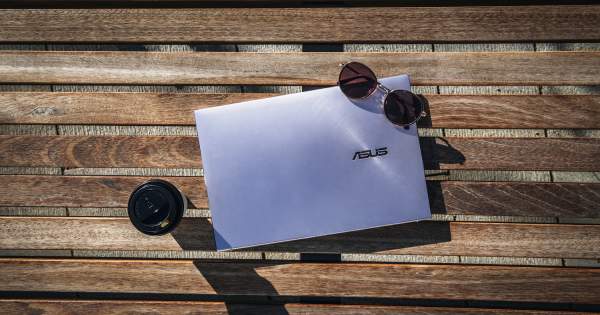 Borítókép: Stílusos, könnyű és bírja a strapát - teszteltük az Asus Zenbook 13-at