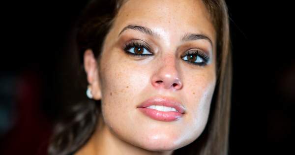 Borítókép:  Ashley Graham meztelenül a tükör előtt