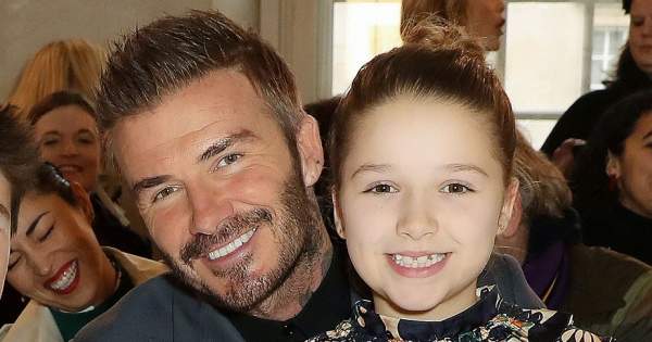 Borítókép: Az alma nem esett messze a fájától: Harper Beckham édesanyja ruhájában cukiskodott - FOTÓ