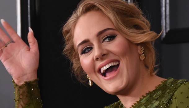 Borítókép: Leesett az állunk! Hihetetlen dögös szettben csípték el Adele-t - FOTÓK