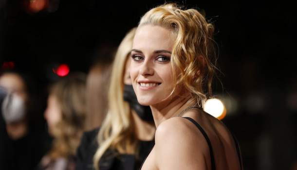 Borítókép: Spencer premier Kristen Stewart módra: A színésznő kockás hasat villantott a vörös szőnyegen