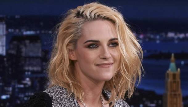 Borítókép: Annyira rossz, hogy már jó! Kristen Stewart egy szetten belül viselte a szezon 3 legnagyobb trendjét