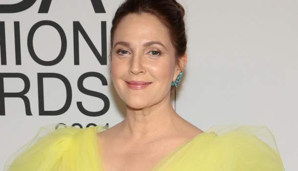 Borítókép: Drew Barrymore ezzel a ruhával most nagyon mellényúlt a vörös szőnyegen