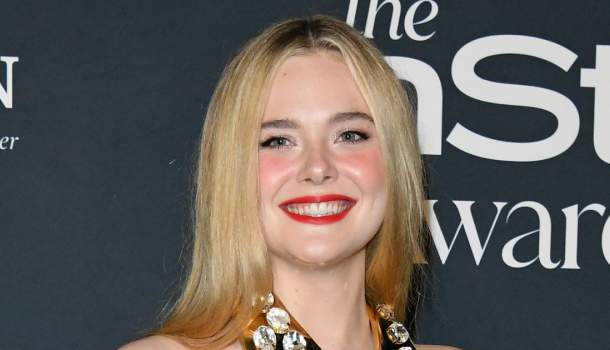 Borítókép: A vörös szőnyeg új királynője: Elle Fanning maga a láncokba álmodott csoda