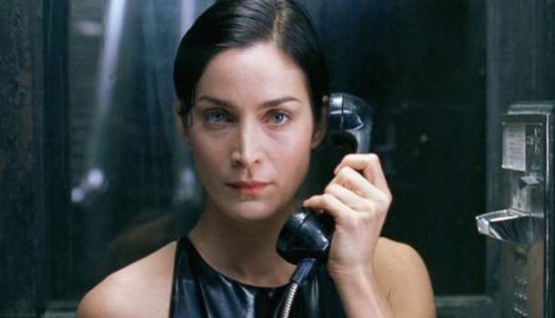Borítókép: Trinityn nem fog az idő! Carrie-Anne Moss mindenkit túlragyogott a Mátrix feltámadások premierjén