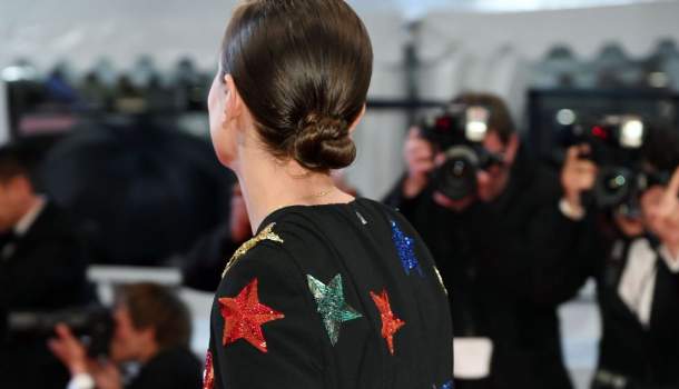 Borítókép: A párizsi divathéten bármi megtörténhet! Grace Kelly unokája lóháton nyitotta meg a Chanel bemutatóját