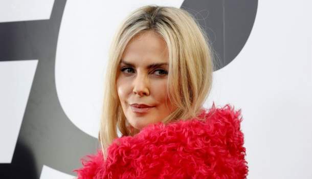 Borítókép: Charlize Theron különleges fotókon mutatta meg két kislányát és anyukáját