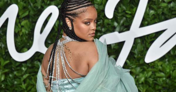 Borítókép: Nem sokat hagyott a képzeletre! Még a szavunk is eláll Rihanna kismamaruhájától!