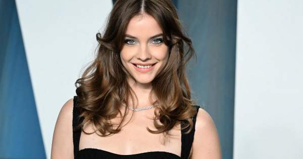 Borítókép: Nem tudunk betelni vele: Palvin Barbi két meseszép ruhában ünnepelte az Oscar-díjátadót