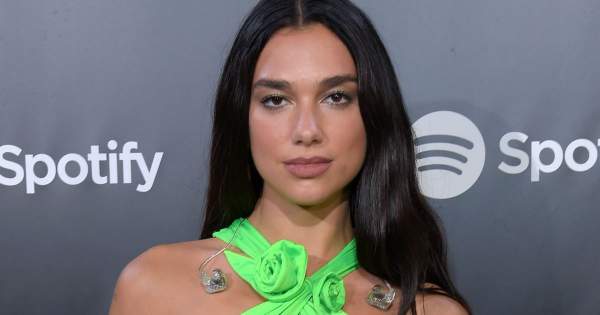 Borítókép: Dua Lipa egy esküvőre volt hivatalos, ruhaválasztása azonban igencsak kiverte sokaknál a biztosítékot - szerinted jogosan?