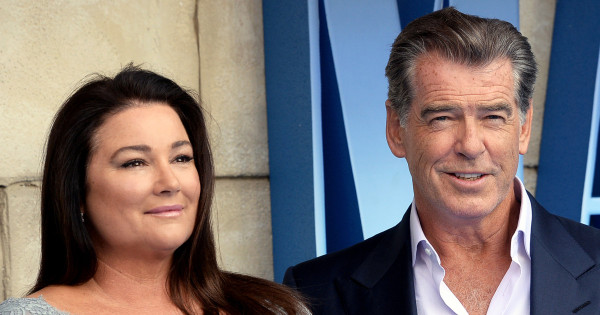 Borítókép: Példamutató páros! Pierce Brosnan romantikus üzenettel köszöntötte fel szülinapos feleségét