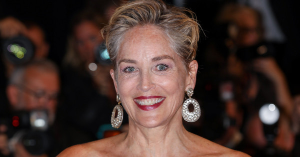 Borítókép: Micsoda formában van! A 64 éves Sharon Stone dögös táncától leesik az állad - VIDEÓ