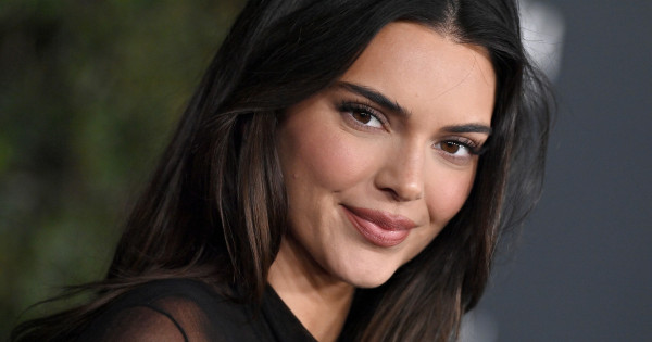 Borítókép: A hét baklövése? Kendall Jenner vörös szőnyeges ruhája súrolja a jó ízlés határát
