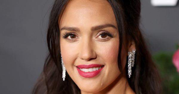 Borítókép: Eláll a lélegzet! Jessica Alba Disney-hercegnőként ragyogott a vörös szőnyegen