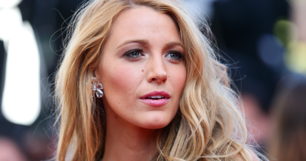 Borítókép: 10 alkalom, amikor Blake Lively pont olyan volt a vörös szőnyegen, mint egy Disney-hercegnő