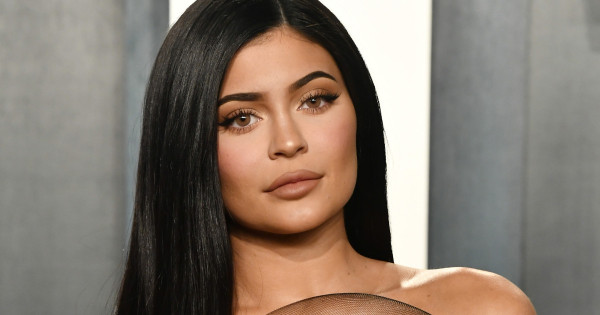 Borítókép: Áll a bál a divatvilágban! Míg a fél világot sokkolta, addig a PETA egyenesen csodálja Kylie Jenner oroszlánfejes Schiaparelli ruháját