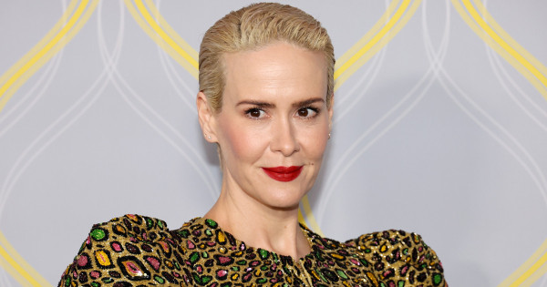 Borítókép: Ez aztán a szerelem! A 48 éves Sarah Paulson és 80 éves barátnője a párizsi divathéten romantikáztak