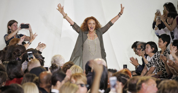 Borítókép: A ruha, ami feminista mozgalmak szimbólumává vált! Diane Von Fürstenberg ikonikus darabjáért ma is nők milliói rajonganak - Divatklasszikusok 1. rész