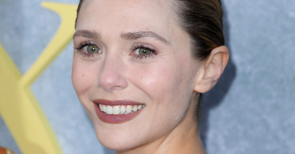 Borítókép: Egy ruha, amiben biztos nem maradsz észrevétlen! Elizabeth Olsen szuper vidám darabja másolásra született