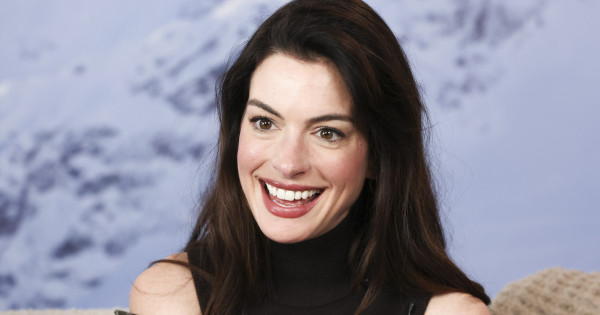 Borítókép: Anne Hathaway kitörölhetetlenül visszahozta ezt a '80-as évekbeli trendet - és nem ő az egyetlen, aki rajong ezért a darabért!