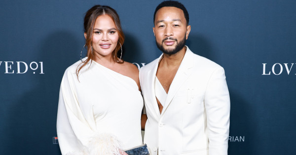 Borítókép: Chrissy Teigen babájának neve könnyeket csal a szemekbe a jelentése miatt