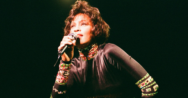 Borítókép: Minden idők legtöbbet díjazott énekesnője ma lenne 63 éves: Whitney Houston sikerekkel és nehéz utakkal keresztezett élete