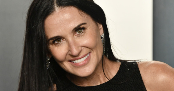 Borítókép: A szokás, aminek köszönhetően Demi Moore 63 évesen is bombázó fürdőruhában