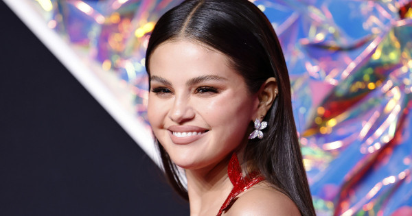Borítókép: Selena Gomez ruhaválasztásával Julia Robertset másolta - na de kinek állt jobban a szett?