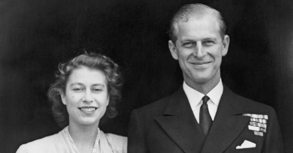 Borítókép: „Rossz választás volt” - Ezért tanácsolták II. Erzsébet királynőnek azt, hogy ne menjen hozzá Fülöp herceghez