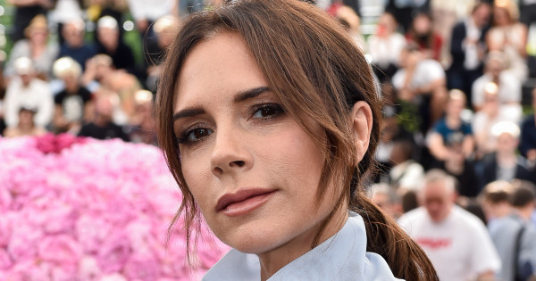 Borítókép: Állítja: jobb, mint a orrplasztika! Victoria Beckham felfedte egyszerű orrkontúrozási trükkjét, amivel hihetetlen átváltozást lehet elérni 