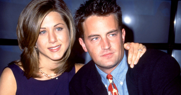 Borítókép: Ezt nem lehet sírás nélkül kibírni! Jennifer Aniston szívszorító üzenetben búcsúzott Matthew Perrytől