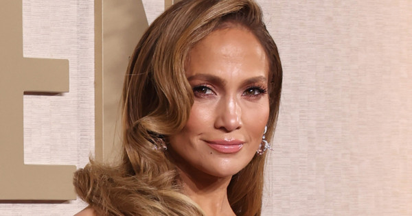 Borítókép: Jennifer Lopez ruhájától eláll a lélegzet! Több száz valódi rózsaszirom borította testét