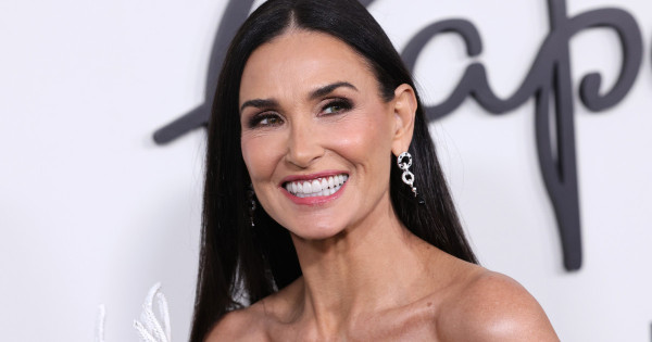 Borítókép: Demi Moore élete egyik legszebb ruhájában állt 61 évesen a vörös szőnyegre - fotó