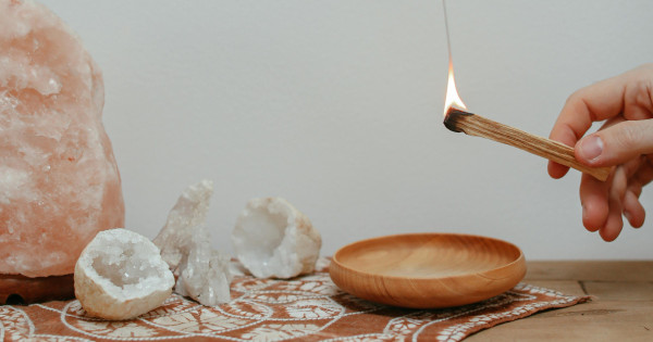 Borítókép: Így gyógyítja a testet és a lelket a Palo Santo füstölő: minden negatív energiát elűz a házadból
