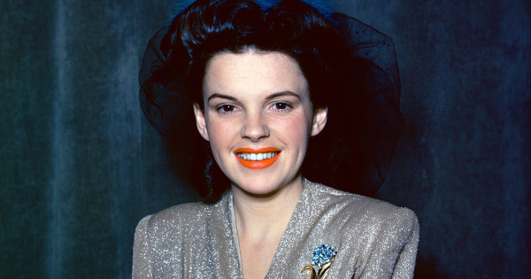 Borítókép: Judy Garland boncolási eredménye csontig hatol! 10 sokkoló dolog sztárok halotti anyakönyvi kivonatából