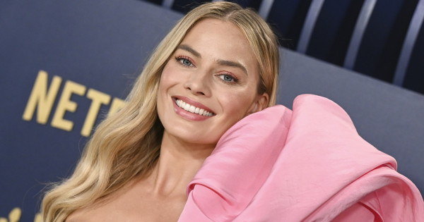Borítókép: Kopizd le a szépségtrükkjét! 3 filléres beauty termék, amire Margot Robbie esküszik