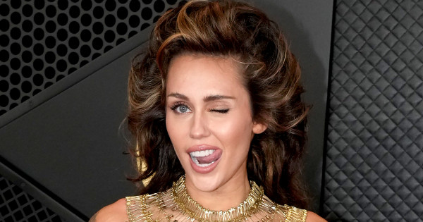 Borítókép: Elárulta, mi bomba testének a titka! Ezeket a gyakorlatokat végzi Miley Cyrus a szálkás, mégis formás testért