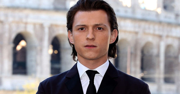 Borítókép: Tom Holland könnyeivel küzdve lépett ki az utcára! A színész vigasztalhatatlan az őt ért hatalmas veszteség miatt