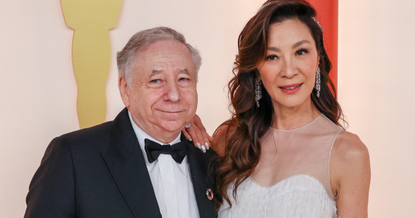 Borítókép: Michelle Yeoh esküvői ruhája joggal érdemelheti ki minden idők egyik legmenőbb menyasszonyi darabja címet - FOTÓ