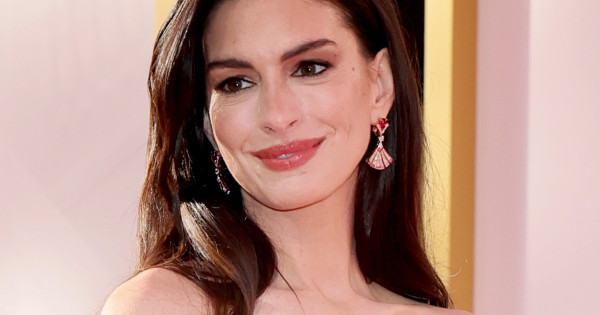 Borítókép: Anne Hathaway rátalált az örök fiatalság titkára? A színésznő kedvenc arckréméért vásárlók tömegei esküsznek