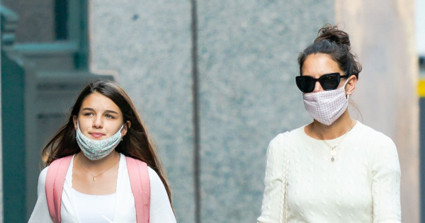 Borítókép: Döbbenetes! A 18 éves Suri Cruise kiköpött hasonmása Katie Holmesnak: szerelmével kapták lencsevégre, ahogy igyekeznek az iskolai bálba! - FOTÓ