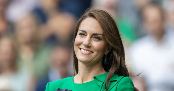 Borítókép: Katalin hercegné 69 éves édesanyja képviselte lányát Wimbledonban: elképesztő közöttük a hasonlóság! - FOTÓ