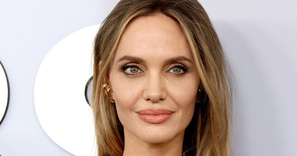 Borítókép: Angelina Jolie kedvenc szérumáról azt állítják a vásárlók, hogy teljesen kisimítja a ráncokat!