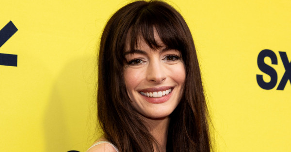 Borítókép: Anne Hathaway szoknyája annyira szuper, hogy még gyorsan helyet kell találnod neki az őszi szezonra