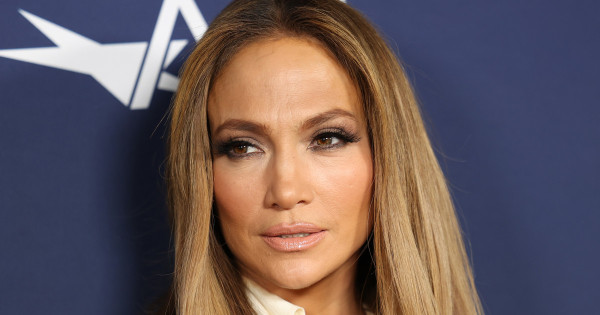 Borítókép: Jennifer Lopez tényleg élete legrosszabb ruháját viselte a vörös szőnyegen? A kommentelők teljesen kiakadtak!