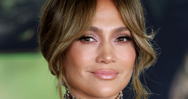 Borítókép: Jennifer Lopez már viseli a 2025-ös év legmegosztóbb nadrágját - és bebizonyította, hogy még ebben is stílusos!
