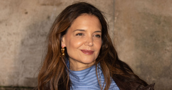 Borítókép: Katie Holmes bemutatja: íme a tökéletes kabát, ami egyszerre kényelmes és stílusos