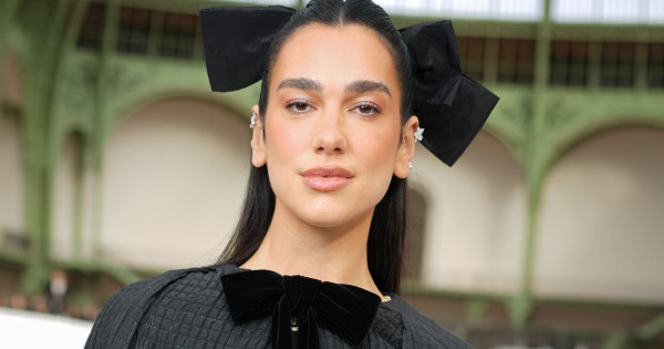 Borítókép: Királynő! Nem fogod elhinni, hogy Dua Lipa milyen táskában indult strandolni
