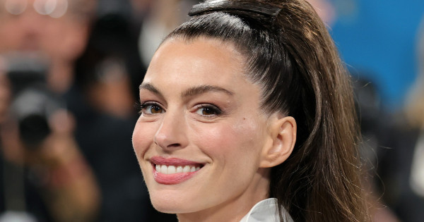 Borítókép: Anne Hathaway bemutatja: íme egy nőies mégis kényelmes trend, ami egészen új szintre emeli a megszokott farmerodat
